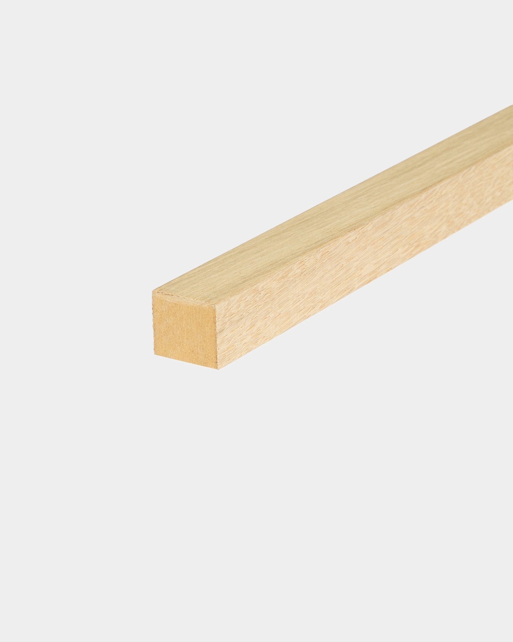 WoodUpp End Lamella i Classic Oak, 2,2 cm tykk, laget for Akupanel Akustikkpanel Montering eller MDF-rammer, vist mot en enkel hvit bakgrunn.